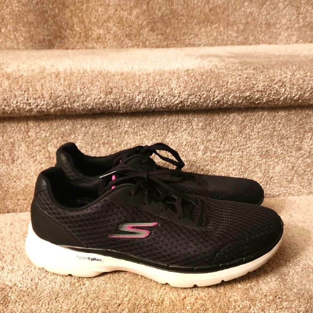 Skechers Women's GoWalk 6 Black Sneakers w/ Pink Accents Size 11